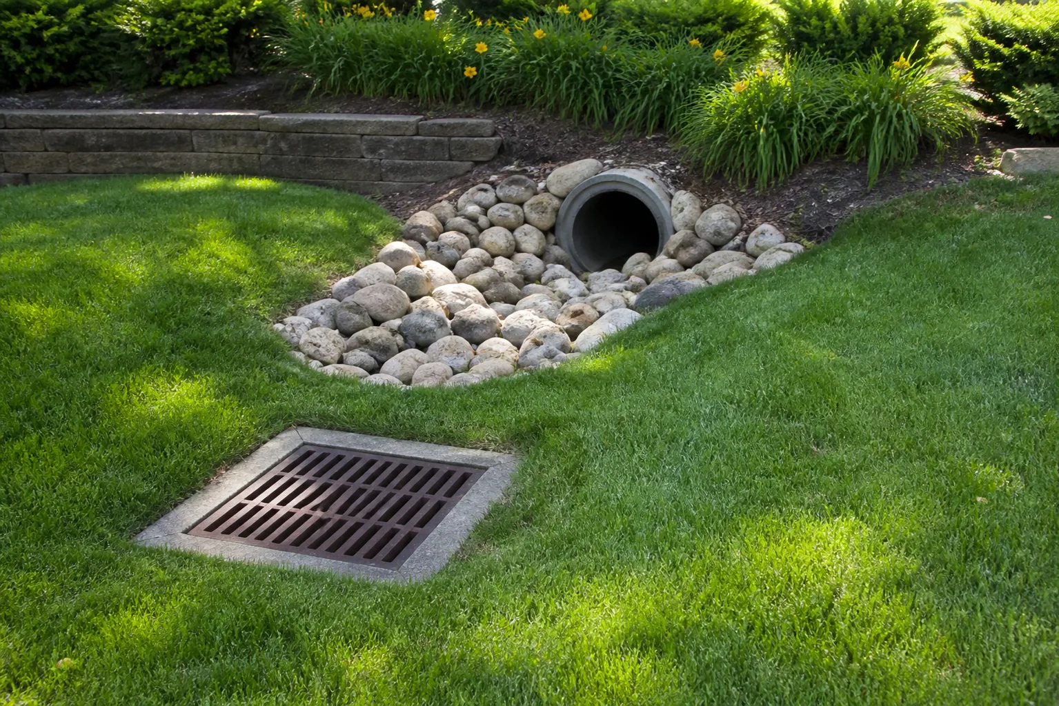 Catch basin and stormwater outlet integrated into a lawn